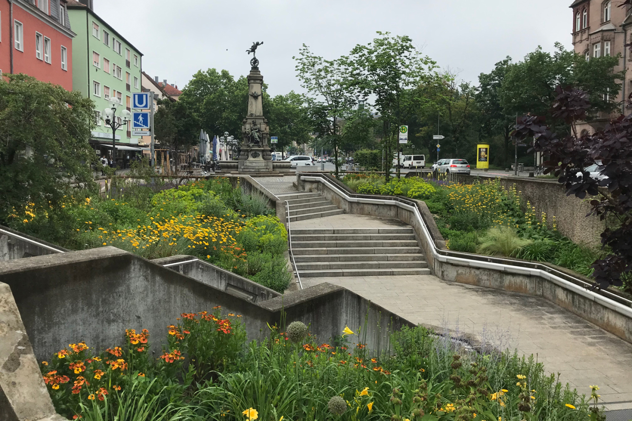 Bild © André Winkel / Stadt Nürnberg Staudenbeete rund um den U-Bahnhof Gostenhof an der Fürther Straße, Bild © André Winkel / Stadt Nürnberg