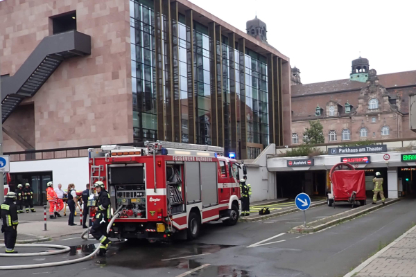 Einfahrt zur gesperrten Theatertiefgarage mit Feuerwehr