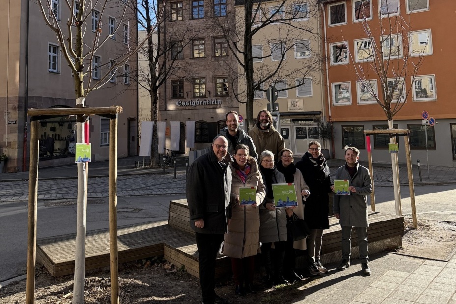 Bild © Kathrin Lehnerer / SÖR / Stadt Nürnberg Baumspende 2025 des Rotary Club Nürnberg Connect - Gruppenfoto mit Bürgermeister Vogel und Stadtbaummanager Demling, Bild © Kathrin Lehnerer / SÖR / Stadt Nürnberg