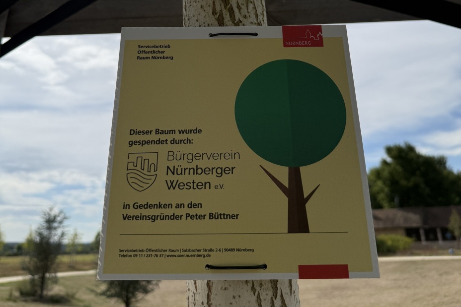 Bild © Kathrin Lehnerer / SÖR / Stadt Nürnberg Baumspende Züricher Park Bürgerverein West Schild, Bild © Kathrin Lehnerer / SÖR / Stadt Nürnberg