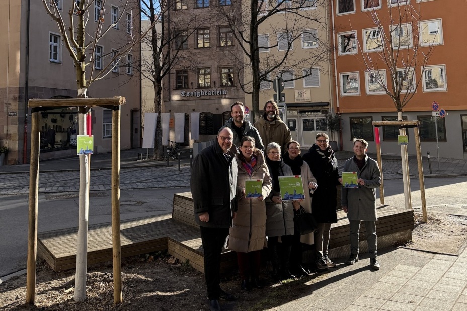 Baumspende 2025 des Rotary Club Nürnberg Connect - Gruppenfoto mit Bürgermeister Vogel und Stadtbaummanager Demling