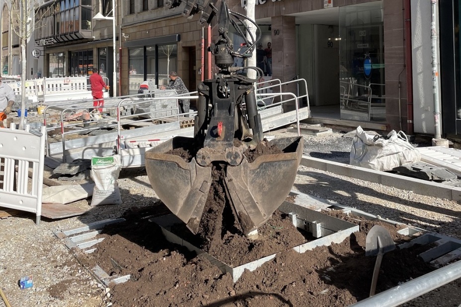 Baumstandort Breite Gasse Befüllen Substrat, Bild © Florian Demling / SÖR / Stadt Nürnberg
