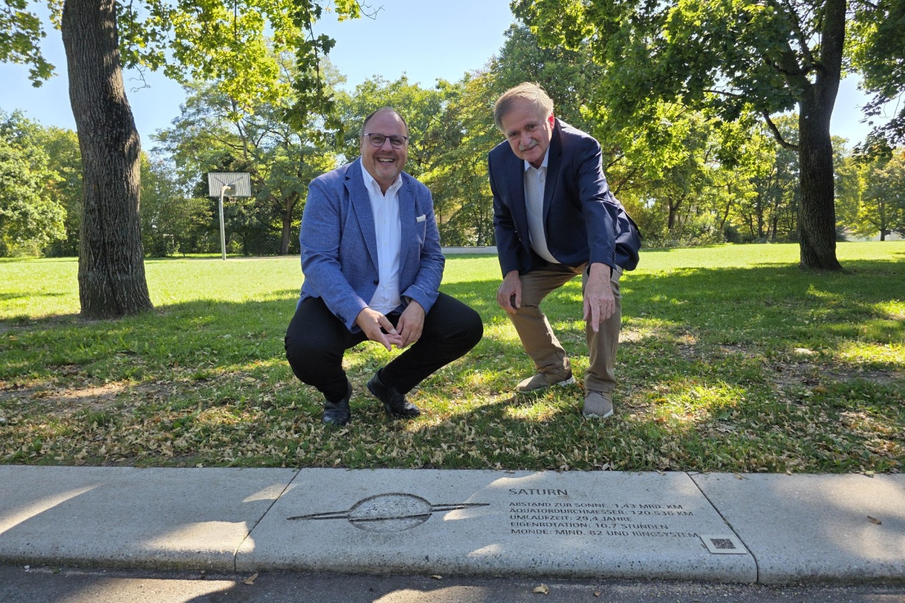 Dr. Dieter Hölzl, Präsident der Astronomischen Gesellschaft in der Metropolregion Nürnberg e.V., stellt Bürgermeister Vogel den Planetenweg vor., Bild © Tim Koß / SÖR Der Präsident der Astronomischen Gesellschaft in der Metropolregion Nürnberg e.V. (AGN), Dr. Dieter Hölzl, stellt Bürgermeister Christian Vogel den Planetenweg in der Rechenberganlage vor., Bild © Tim Koß / SÖR