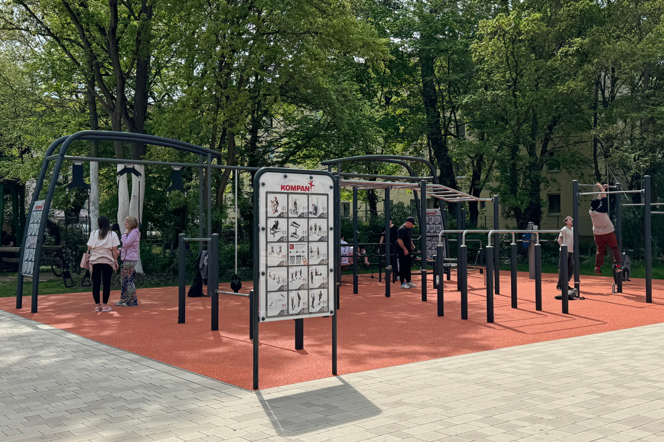 Fitnessgeräte auf dem Helmut-Herold-Platz, Bild © André Winkel / Stadt Nürnberg