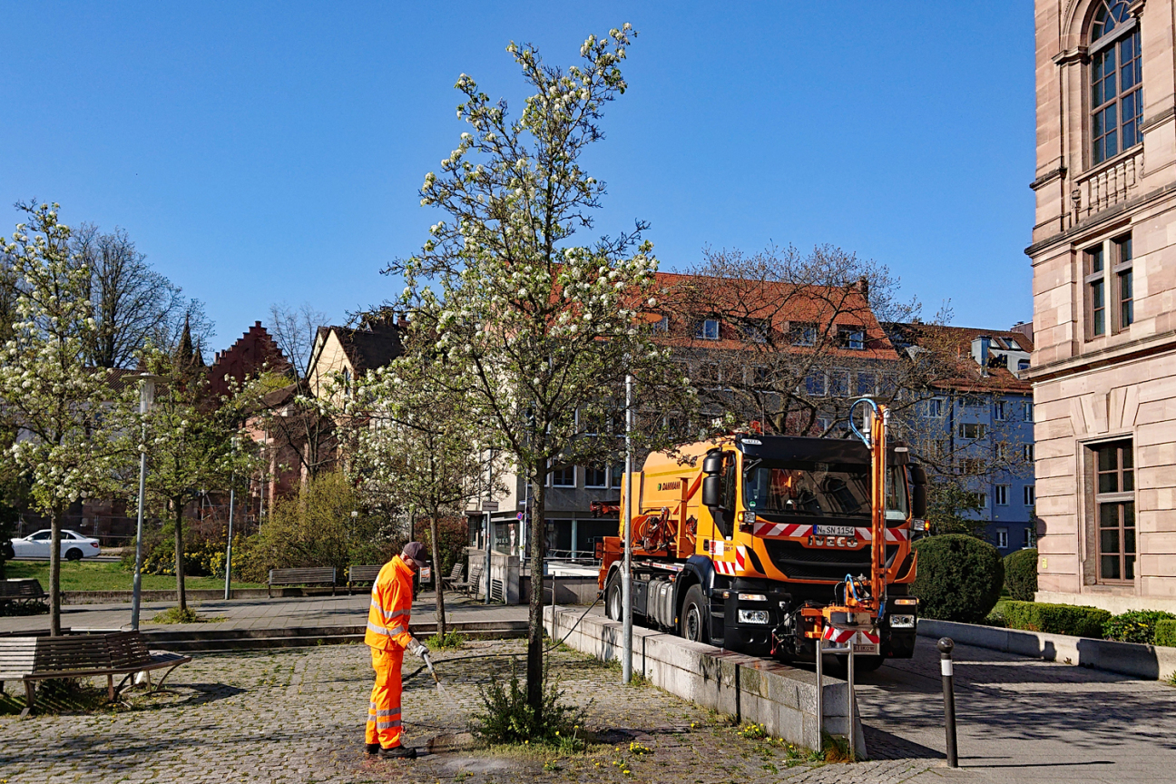 Bild © André Winkel / SÖR / Stadt Nürnberg Baumbewässerung auf dem Rosa-Luxemburg-Platz, Bild © André Winkel / SÖR / Stadt Nürnberg