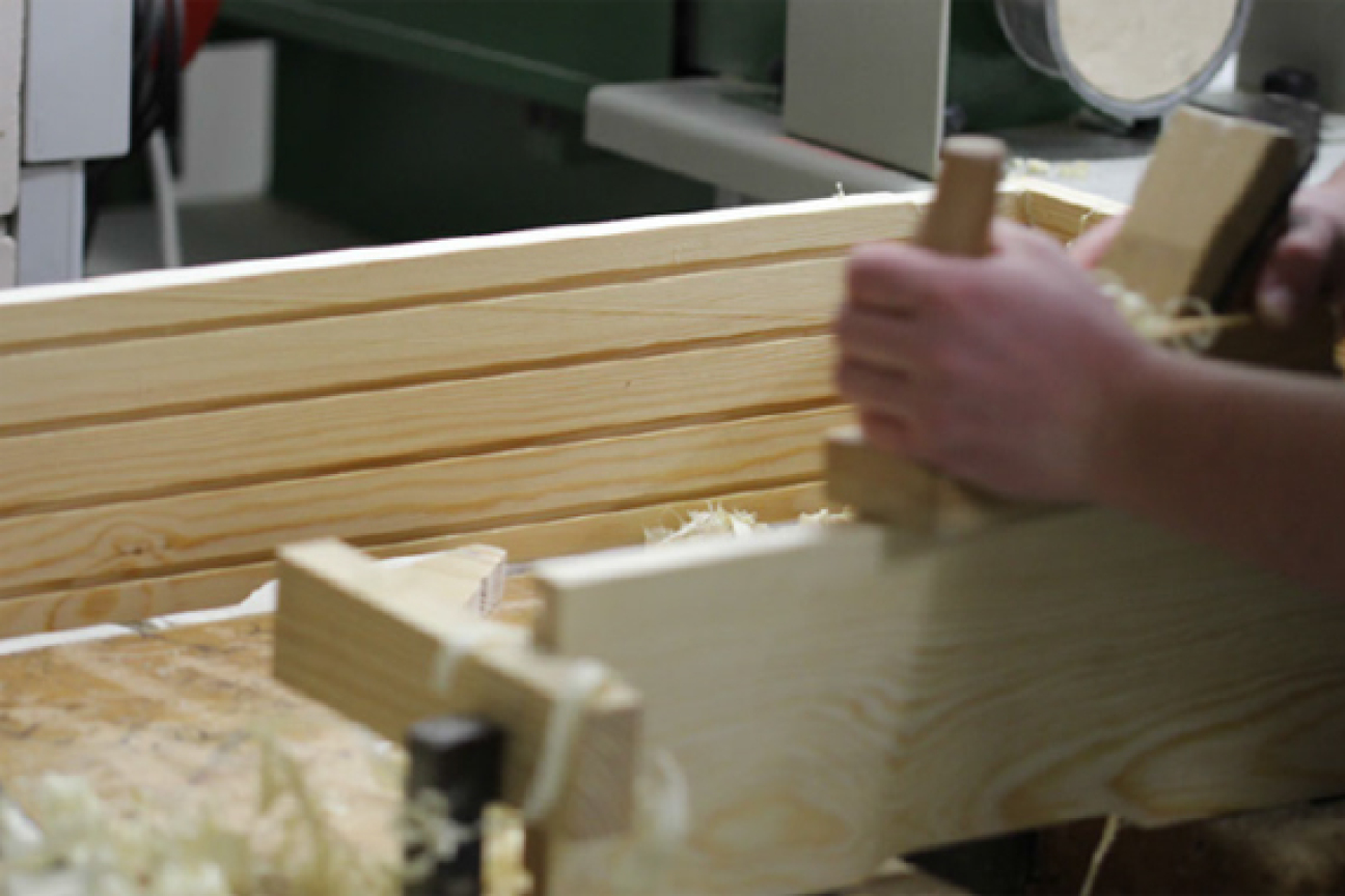 Bild © Dr. Stefan Böger Ein Schüler der Beruflichen Schule 11 fertigt einen Fledermauskasten., Bild © Dr. Stefan Böger