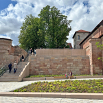 Marientorzwinger 2025: Blick von unten auf das Gesamtensemble, Mauer und untere Grünfläche