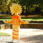 Farbenfrohe Figur aus dem Stadtpark