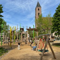Helmut-Herold-Platz mit neuem Spielplatz