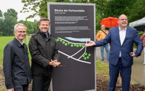 Dr. Michael Kläver (Sparkasse Nürnberg), Oberbürgermeister Marcus König und Bürgermeister Christian Vogel an der Stele. © Anestis Aslanidis
