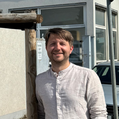 Bruno Guggenberger und Florian Demling am gespendeten Baum der Firma Rahmer © André Winkel / SÖR / Stadt Nürnberg