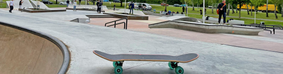Skateboard am neuen Skatepark Münchener Straße