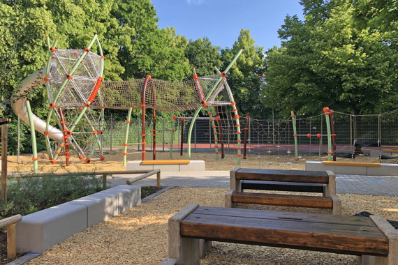 Die Umgestaltung des Spielhofs der Mittelschule St. Leonhard ist abgeschlossen.