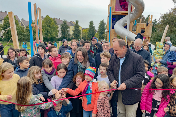 Bürgermeister Vogel und Sozialreferentin Ries eröffnen den Spielplatz