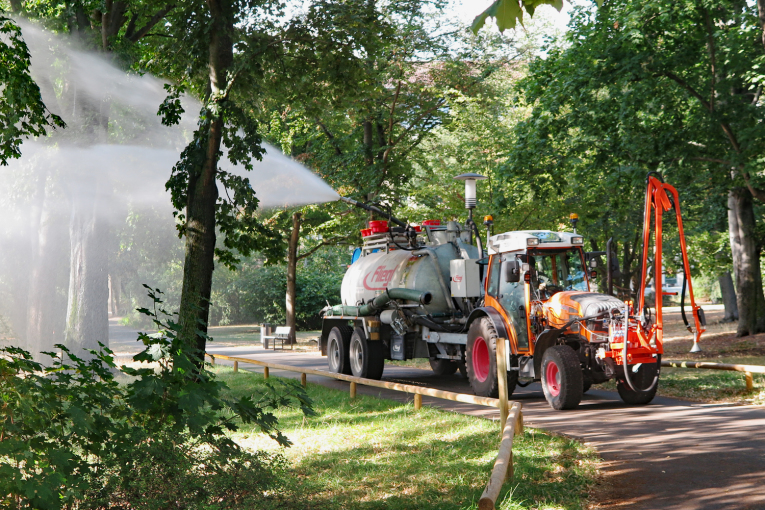 Baumbewässerung im Cramer-Klett-Park