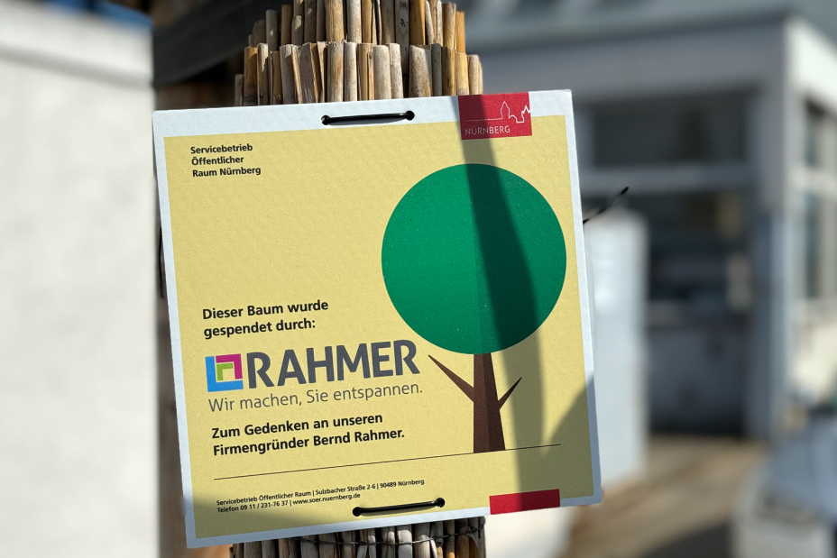 Baumspendenschild der Firma Rahmer an einem Baum, Bild © André Winkel / SÖR / Stadt Nürnberg