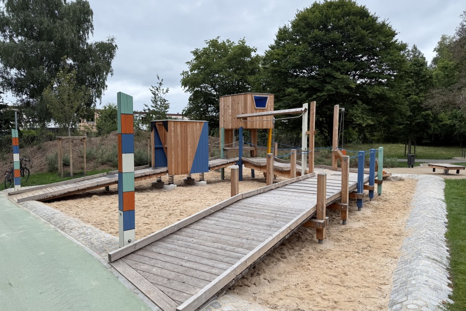 Erster Meilenstein der Umgestaltung der Grünanlage Ferdinand-Drexler-Weg erreicht: Neuer inklusiver Kinderspielplatz eröffnet, Bild © Kathrin Lehnerer / Stadt Nürnberg