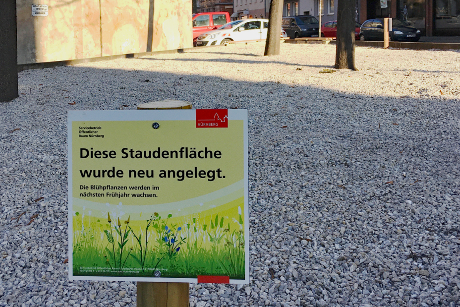 Schild: Diese Staudenfläche wurde neu angelegt, Bild © Christian Vogel