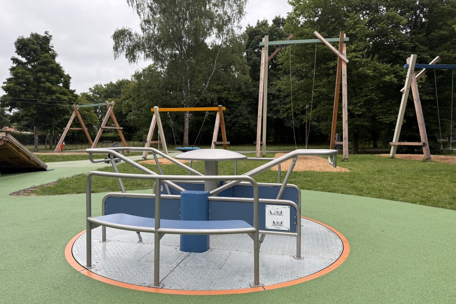 Erster Meilenstein der Umgestaltung der Grünanlage Ferdinand-Drexler-Weg erreicht: Neuer inklusiver Kinderspielplatz eröffnet, Bild © Kathrin Lehnerer / Stadt Nürnberg