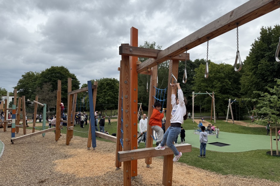 Erster Meilenstein der Umgestaltung der Grünanlage Ferdinand-Drexler-Weg erreicht: Neuer inklusiver Kinderspielplatz eröffnet, Bild © Kathrin Lehnerer / Stadt Nürnberg