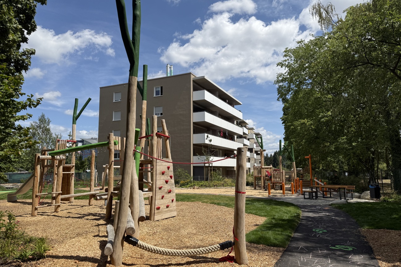 SÖR hat den Bau des neuen Spielplatzes an der Hinteren Marktstraße / Hans-Schmidt-Straße in Schweinau abgeschlossen.