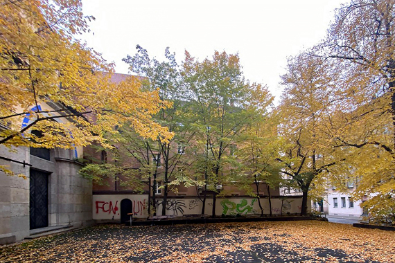 Pocket Park St. Anton Vorplatz im Herbst