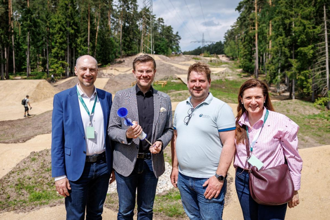Bild © Daniel Karmann / Bayerische Staatsforsten Mit dem Bikepark Schmausenbuck ist Nürnbergs Mountainbike-Angebot um drei neue, anspruchsvolle Abfahrten erweitert worden. Oberbürgermeister Marcus König eröffnete die Anlage am 9. Mai offiziell. Damit wächst das größte zusammenhängende, kostenfrei nutzbare Mountainbike-Angebot Bayerns weiter., Bild © Daniel Karmann / Bayerische Staatsforsten