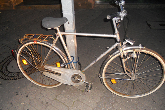 Abgesperrtes Fahrrad in der Innenstadt
