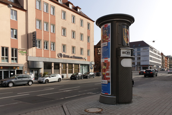 Litfaßsäulen-Toilette in der Nürnberger Altstadt