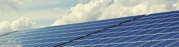 Solaranlage mit blauem Himmel