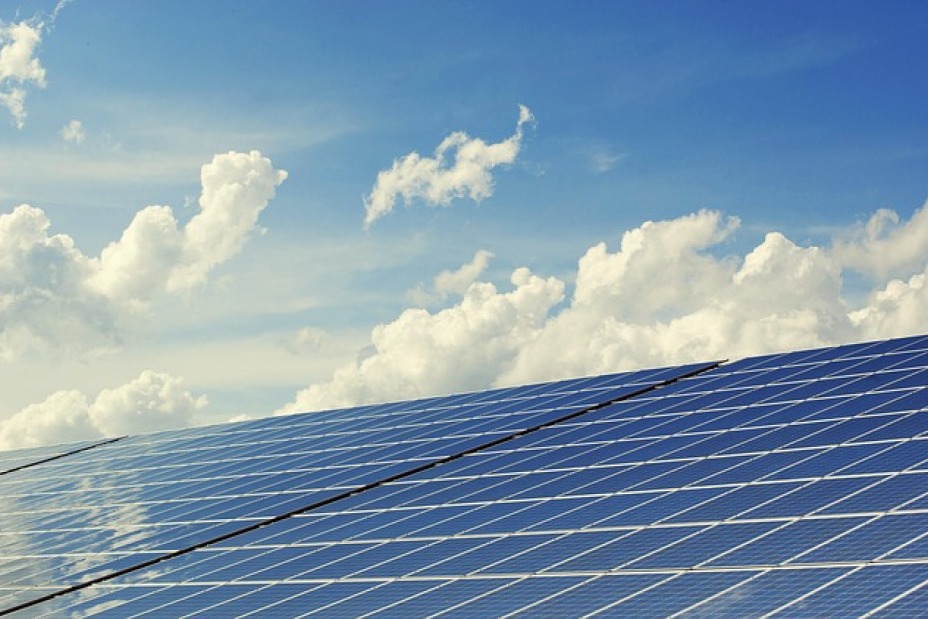 Solaranlage mit blauem Himmel