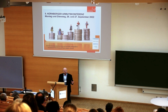 Herr Volker Wolfrum begrüßt die Teilnehmenden der 5. Nürnberger Armutskonferenz in Nürnberg