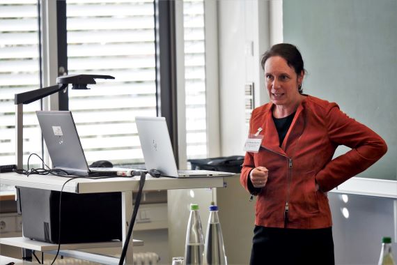 Frau Dr. Renata Häublein spricht im Forum 2 der 5. Nürnberger Armutskonferenz