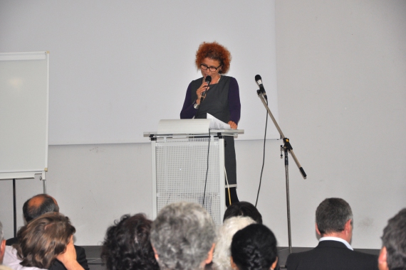 Christiane Paulus vom Paritätischen spricht das Schlusswort beim Fachtag Schulden 2014 im großen Saal
