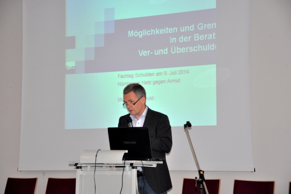 Referent Michael Weinhold von der ISKA Nürnberg beim Fachtag Schulden 2014