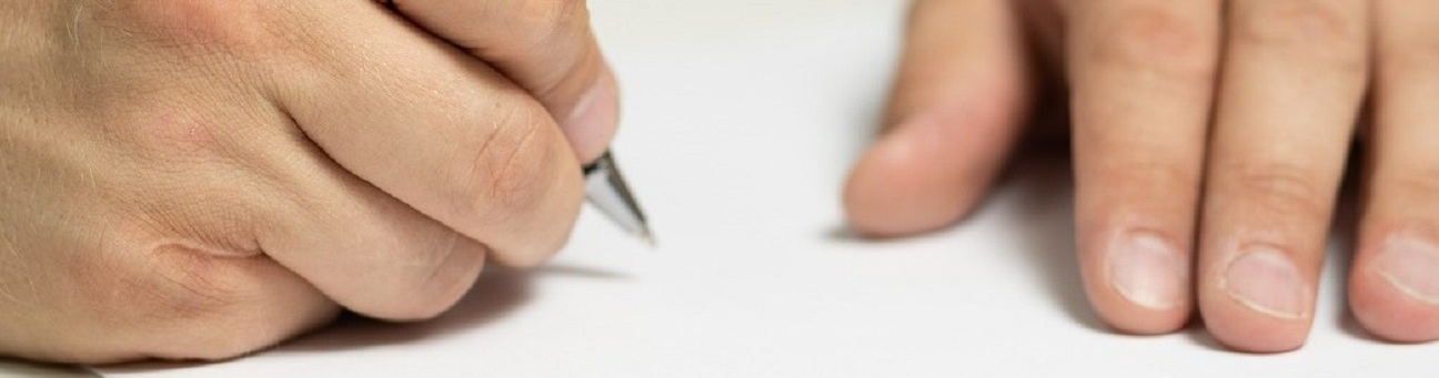 Mann unterschreibt Betreuungsstelle, Bild © Pixabay