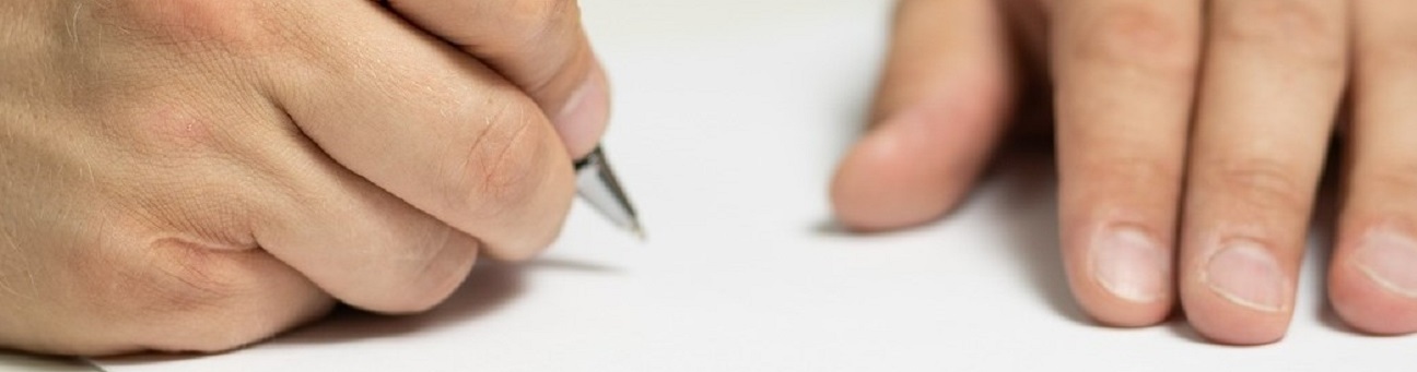 Mann unterschreibt Betreuungsstelle