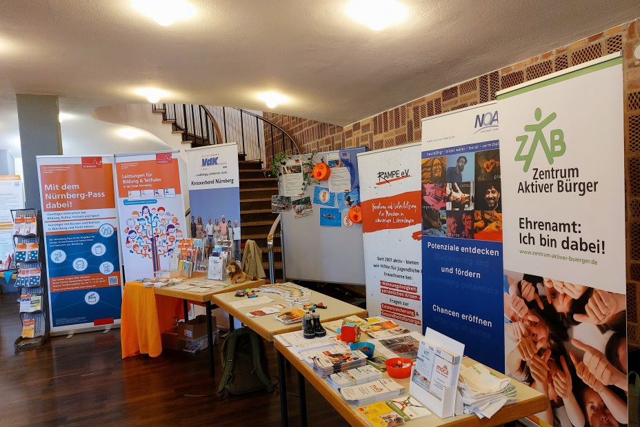 Info-Ständer der Institutionen und Einrichtungen beim Markt der Möglichkeiten_1, Bild © Beate Barthmann / Sozialamt Stadt Nürnberg