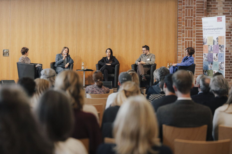 Diskussionsrunde mit Elisabeth Ries, Dr. Hüyla Düber, Olivier David, Prof. Dr. Jutta Allmendinger bei der 6. Nürnberger Armutskonferenz am 01.10.2025, Bild © ©Giulia Iannicelli