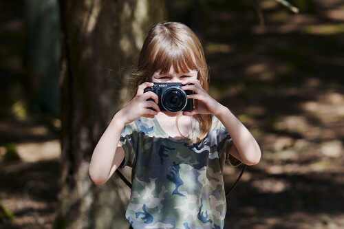 Kind mit Kamera