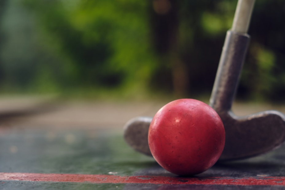 Minigolfschläger mit Ball beim Abschlag, Bild © pixabay.com