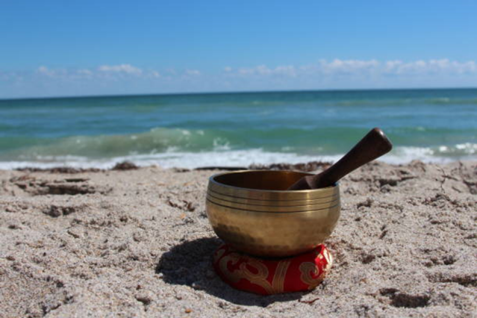 Klangschale an Strand mit blauem Himmel und Meer, Bild © pixabay.com