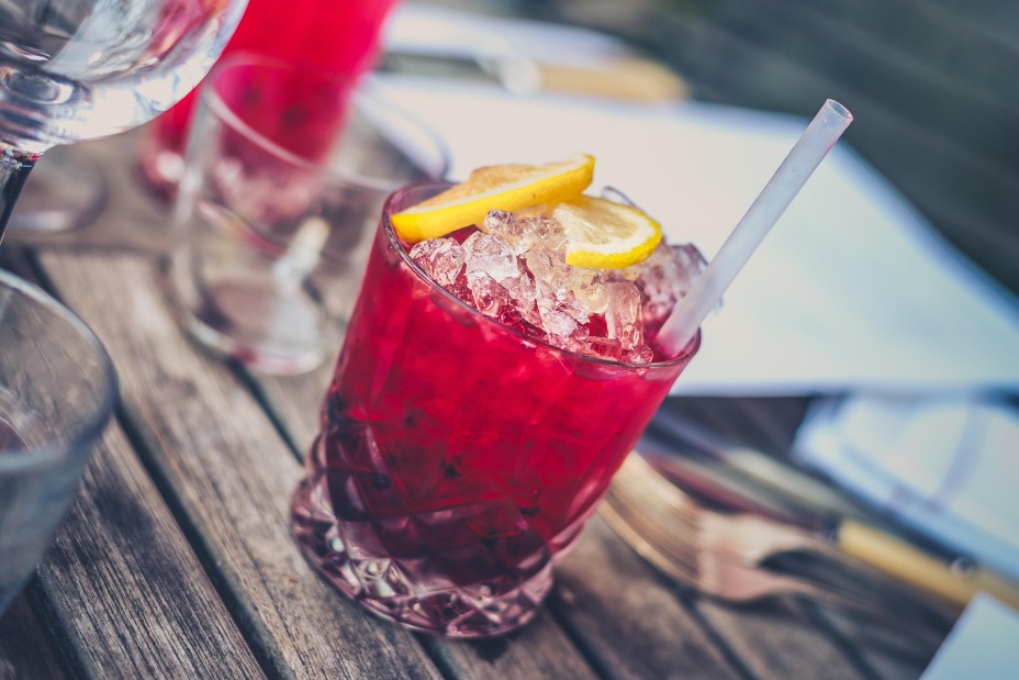 Cocktail mit Strohhalm und Zitronenscheibe auf Tisch, Bild © pixabay.com
