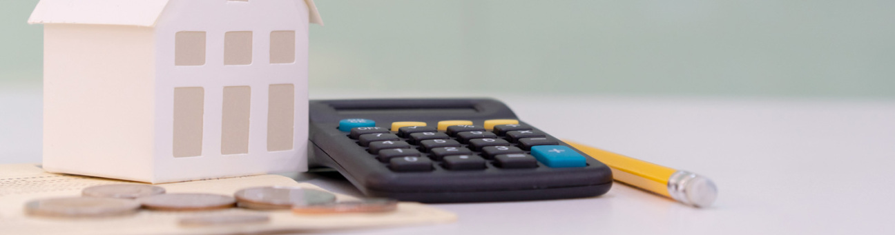 Hausmodel mit Taschenrechner und Bleistift, Bild © Chinnarach / stock.adobe.com