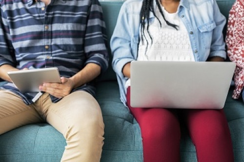 © Bild: Rawpixel Ltd. Cropped man and woman using electronic device free image © Bild: Rawpixel Ltd.