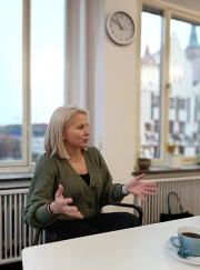 Eine junge Frau, Tanja Haas, sitzt an einem Konferenztisch und spricht.