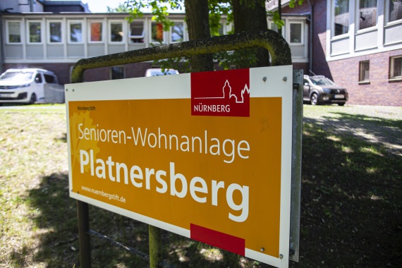 Schild der Senioren-Wohnanlage Platnersberg im Sonnenschein