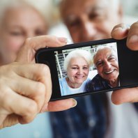 älteres Paar macht ein Selfie