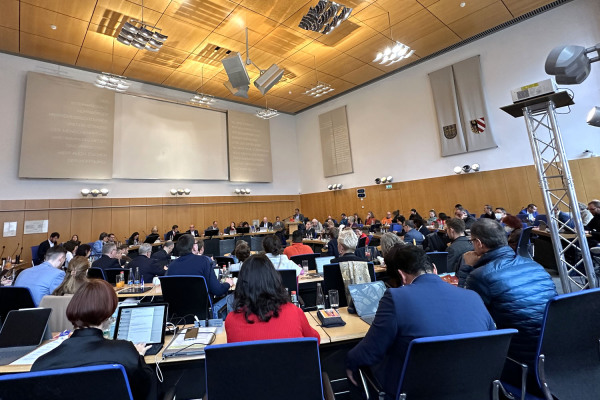 Die Mitglieder des Stadtrats beraten im großen Sitzungssaal über den städtischen Haushalt 2024.