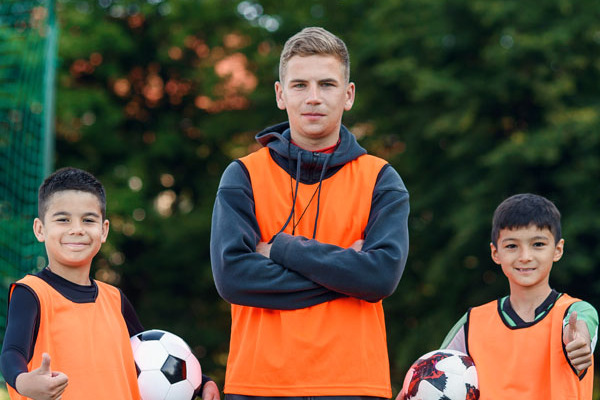 Junger Trainer einer Jugend-Fußball-Mannschaft.